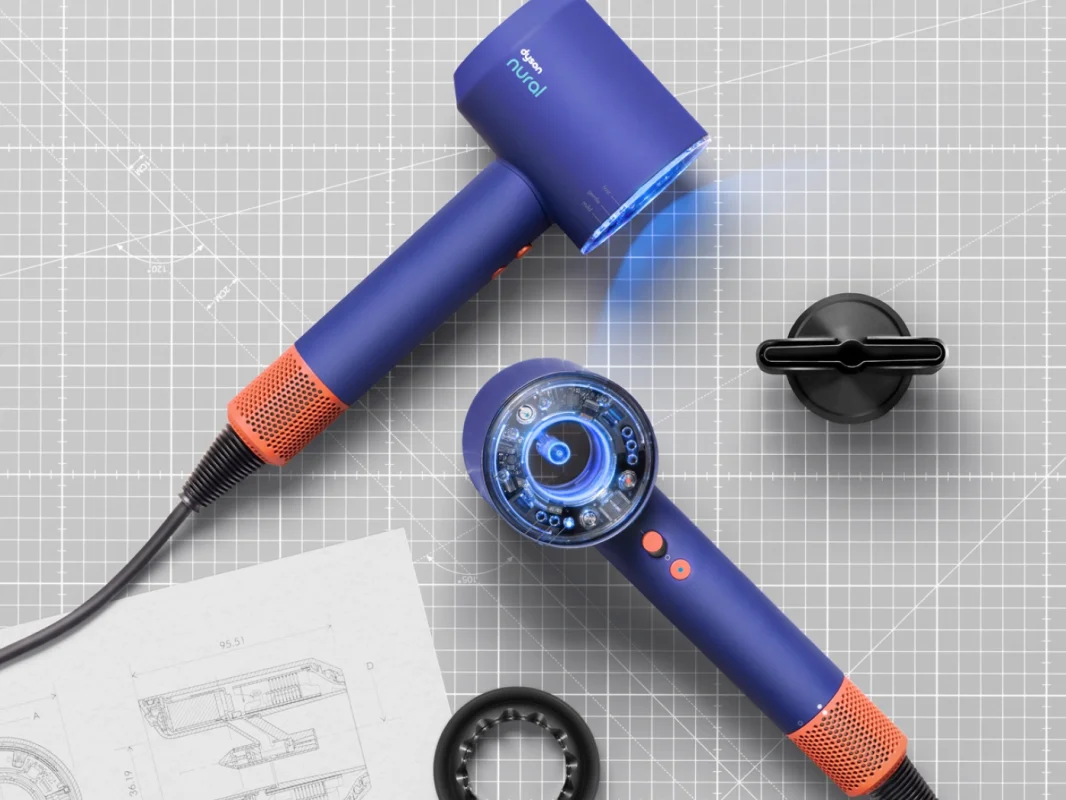 سشوار Dyson Supersonic Nural™ در حال استفاده روی موها، با چراغ‌های LED روشن که دمای بهینه و وضعیت سلامت مو را نشان می‌دهد. جدیدترین محصولات دایسون در سال 2025