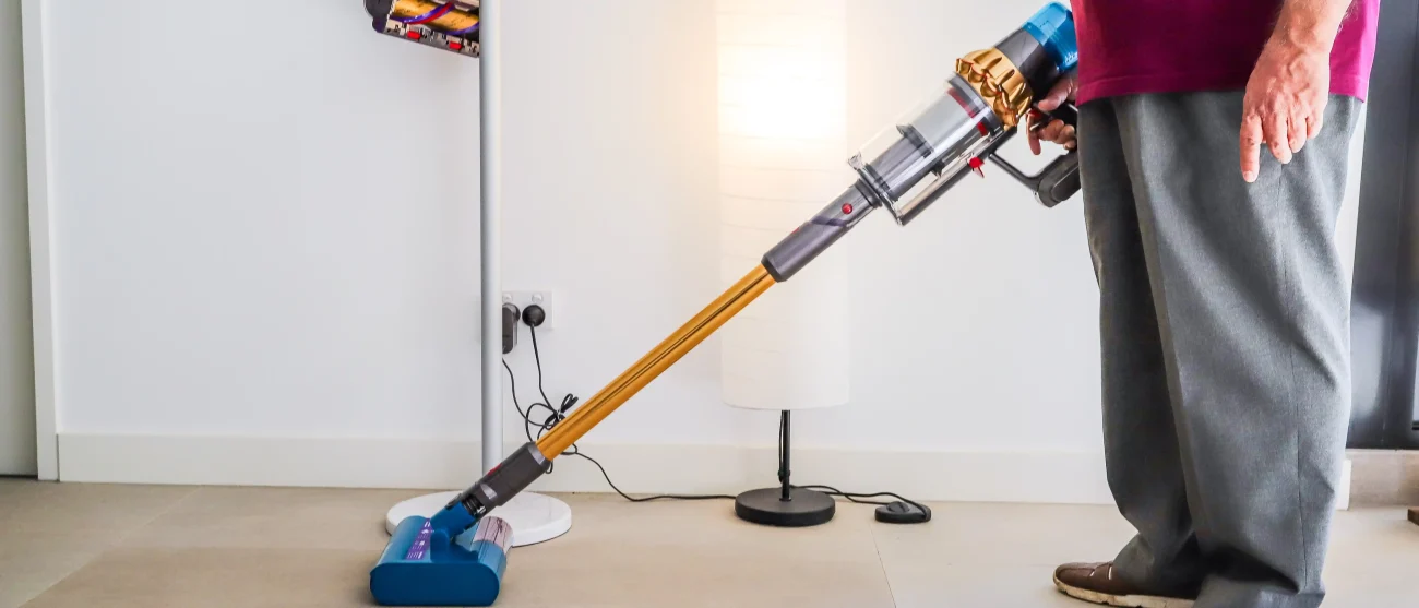 ) Dyson V15s Detect Submarine را نشان می‌دهد و به کاربر در تصمیم‌گیری کمک می‌کند.